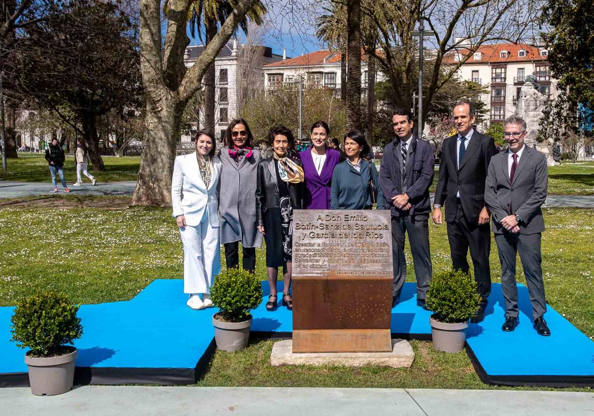 Carmen Ballesteros (nieta de Emilio Botín), Ana Botín, Paloma O'Shea, Gema Igual, Carmen Botín, Javier Botín, Emilio Botín y César Díaz posan junto a la placa.