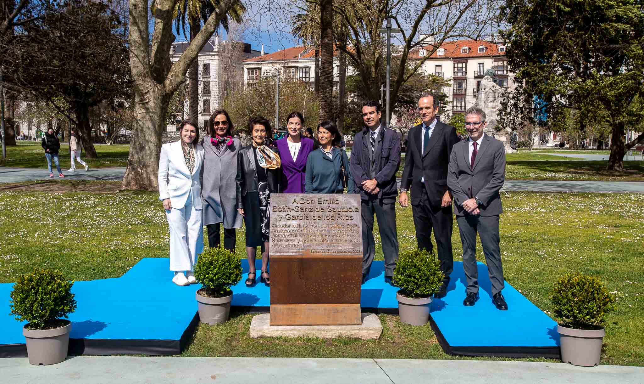 Carmen Ballesteros (nieta de Emilio Botín), Ana Botín, Paloma O'Shea, Gema Igual, Carmen Botín, Javier Botín, Emilio Botín y César Díaz posan junto a la placa.