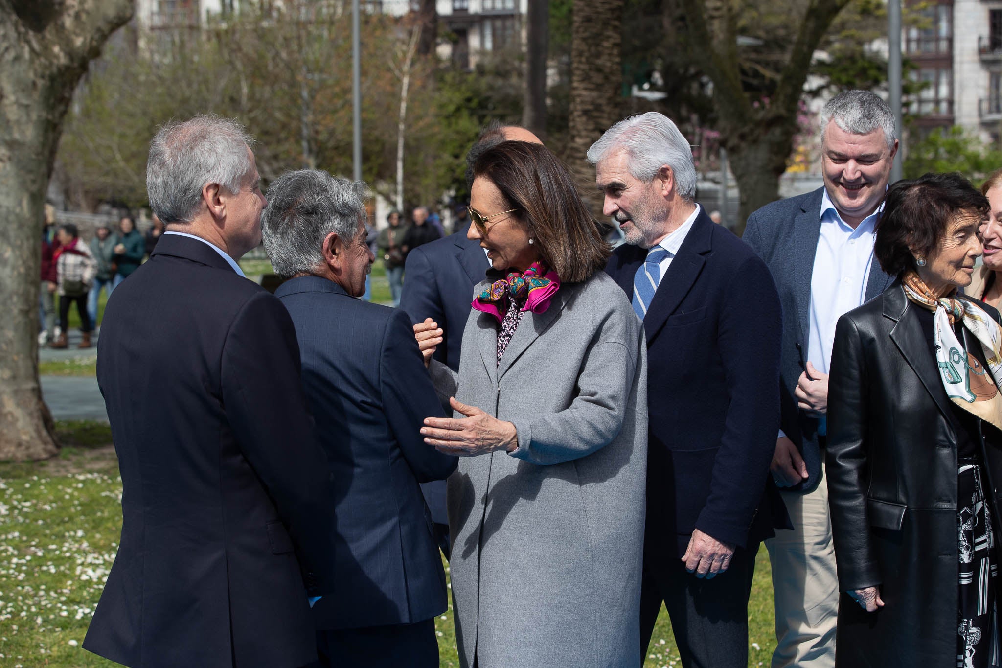 Ana Botín charla con el expresidente del Gobierno de Cantabria Miguel Ángel Revilla.