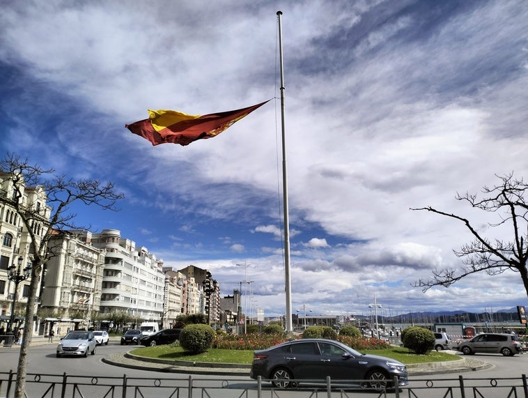 El viento sur pone en apuros a la bandera de España en Puertochico