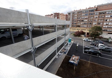Últimas obras del aparcamiento de La Carmencita, este viernes, en Torrelavega.