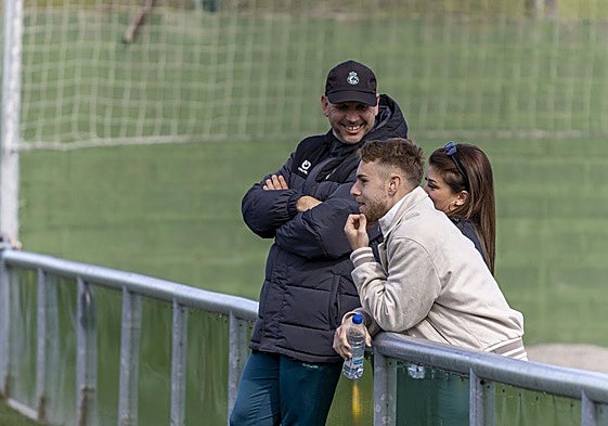 José Alberto charla con Peque, que visitó a sus excompañeros junto a su pareja.