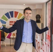 Pedro Casares, el viernes, a las puertas de la sede autonómica del PSOE en Santander.