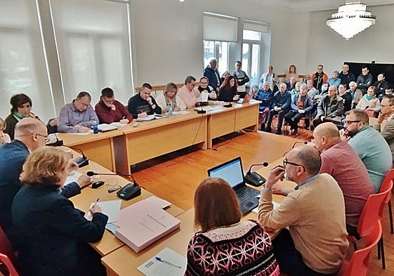 El salón de plenos se llenó para saber qué futuro le espera a la radio de Los Corrales.