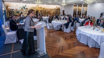 En primer término, Miriam González Durántez hablando ante el público de El Foro Económico de El Diario Montañés en el Hotel Bahía.