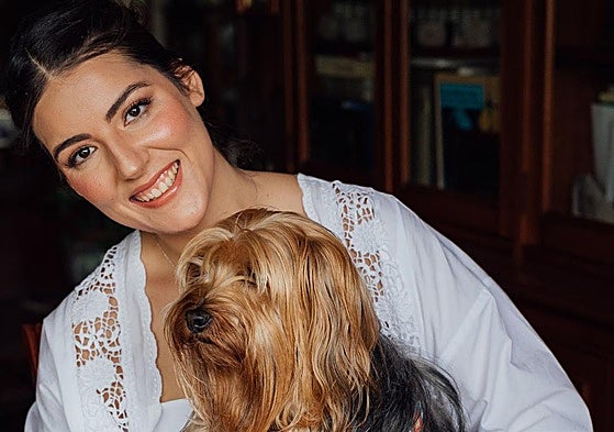 Elisa Edesa posa relajada y acompañada de 'Pipa', la perrita yorkshire de su abuela Teresa. La elección de un lugar íntimo permitió a Elisa disfrutar con calma de las horas previas.