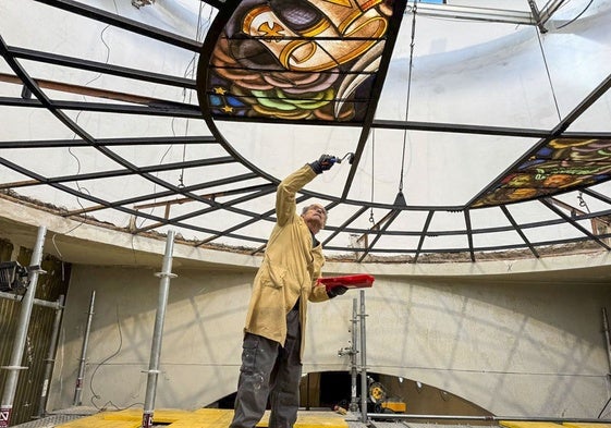 El vitralista Tomás Saiz trabaja en la restauración de la vidriera del altar de la iglesia de San José.