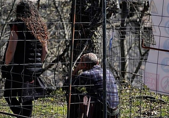 Familiares de los heridos y fallecidos por la explosión de la mina de Cerredo este lunes, en el concejo de Degaña.