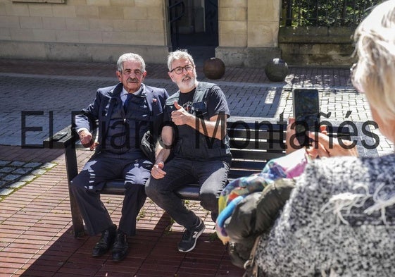 Revilla se hace una foto este martes en Vitoria donde rueda una película. En este momento había parado para fumar un puro.
