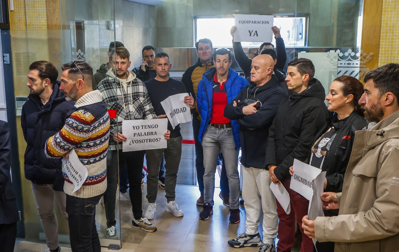 Los agentes acceden al vestíbulo del edificio municipal de Baldomero Iglesias, este martes, en Torrelavega.
