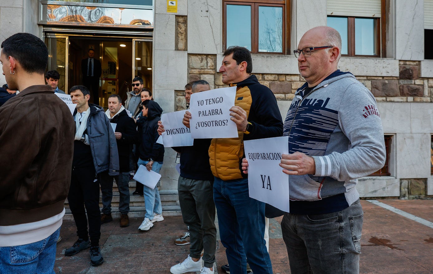 La concentración ha sido convocada por los sindicatos APLB y USO Cantabria.