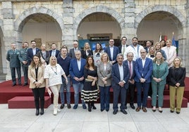 Representantes del colectivo gitano y autoridades, durante el acto celebrado en el Parlamento.