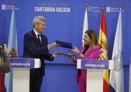 Alfonso Rueda, presidente de la Xunta, y María José Sáenz de Buruaga, presidenta de Cantabria.