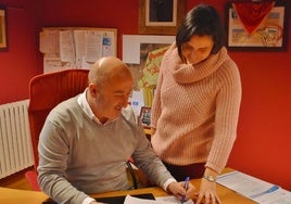 Lorena Cueto y Agustín Molleda en el despacho de Alcaldía de Cartes.