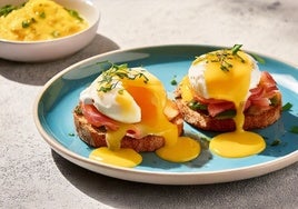 Tosta de salmón y huevos benedictinos.
