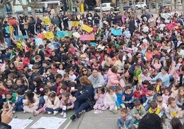 Manifestación de los niños de Los Corrales en pleno centro.
