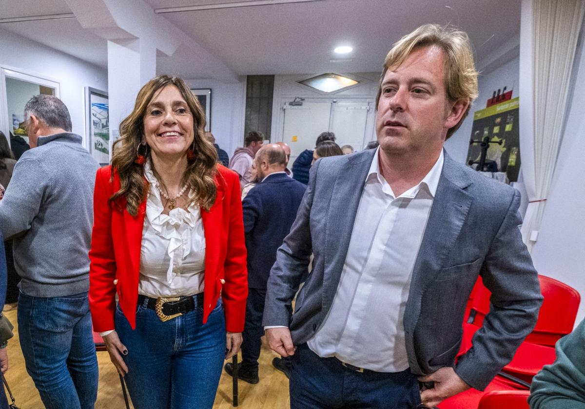 Paula Fernández y Pablo Diestro, en la sede del PRC en Santander, durante 'la noche de los avales'.