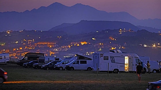 Ecologistas se movilizan para frenar los aparcamientos de autocaravanas en Oyambre