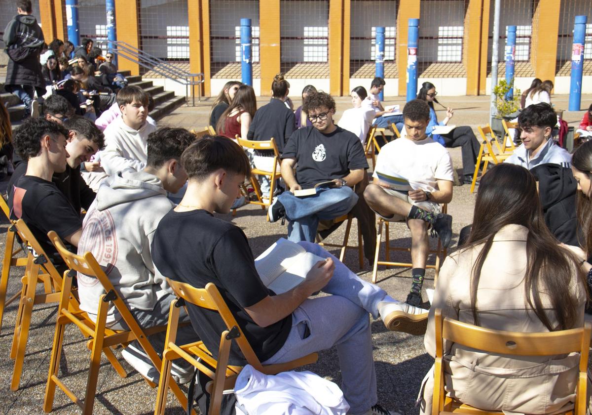 Un grupo de estudiantes de la UC, con sus libros, durante la 'Fiesta de la Lectura'.
