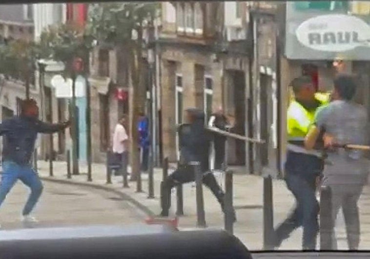 Imagen del vídeo de la reyerta del pasado viernes, en la Cuesta de la Atalaya, donde se ve a los implicados atacarse con machetes y palos.
