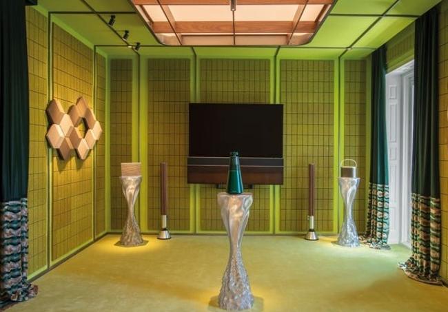 En el espacio de Bang&Olufsen diseñado por José Lara hay podios de plástico reciclado elaborado con robótica y 3D de Nagami y paredes elaboradas con ropa reciclada de la valencia Creávalo
