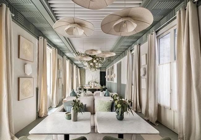 Restaurante de Raúl Martins y Maison du Monde, que tiene este espacio claro con molduras, piedras y uso de textiles reciclados de la firma Aitex.