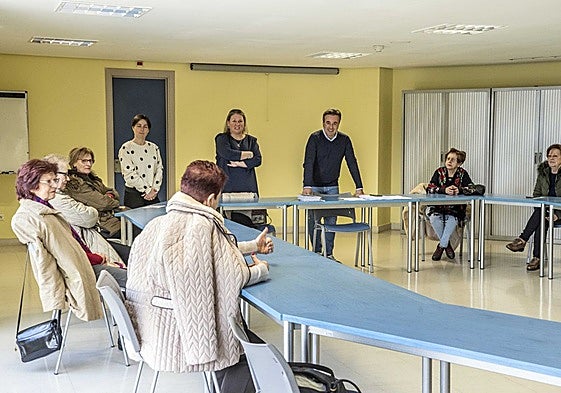 El alcalde, Diego Movellán, junto a familiares de enfermos en La Vidriera.
