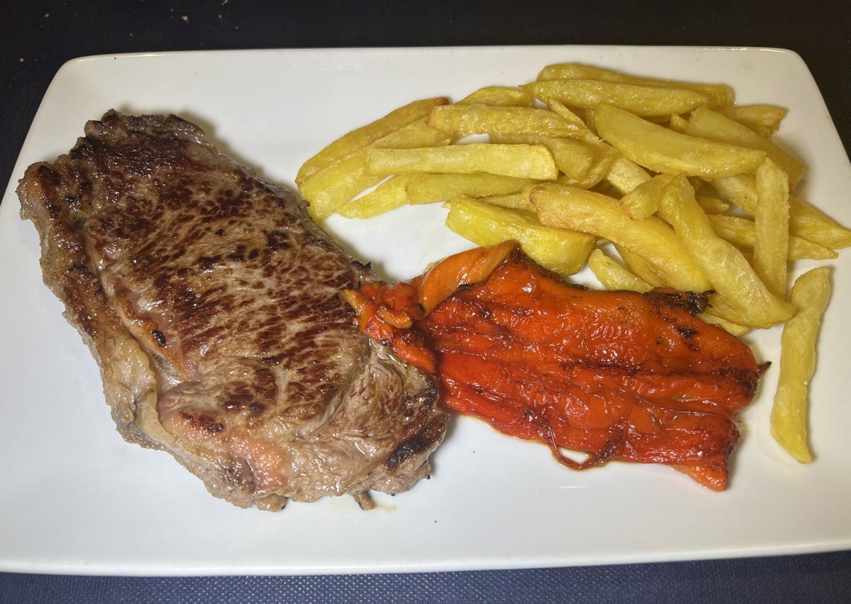 Imagen secundaria 1 - Pulpo, entrecot con guarnición de patatas y pimientos rojos y cachopo.