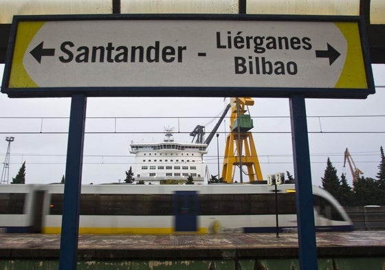 Un tren de la línea Santander-Bilbao, a su paso por la estación de El Astillero.