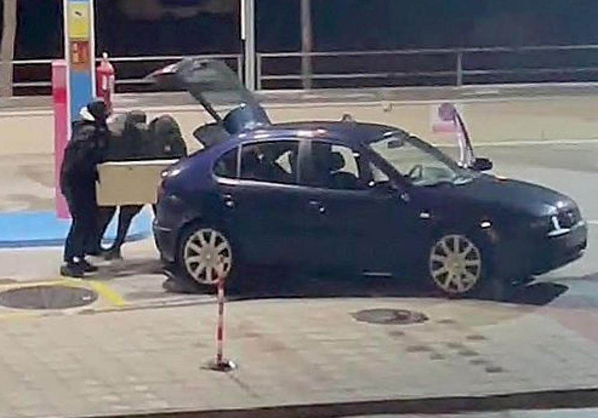 Unos ladrones utilizan un Seat León para perpetrar un robo.