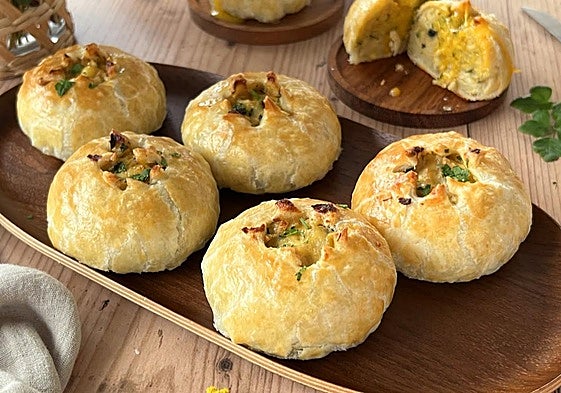 Unos hojaldres rellenos de bacalao, típicos de Portugal.