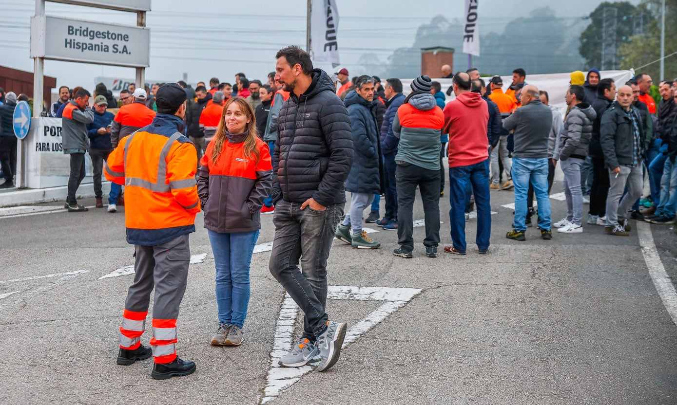 Los trabajadores, a la puerta de la fábrica a primera hora de la mañana