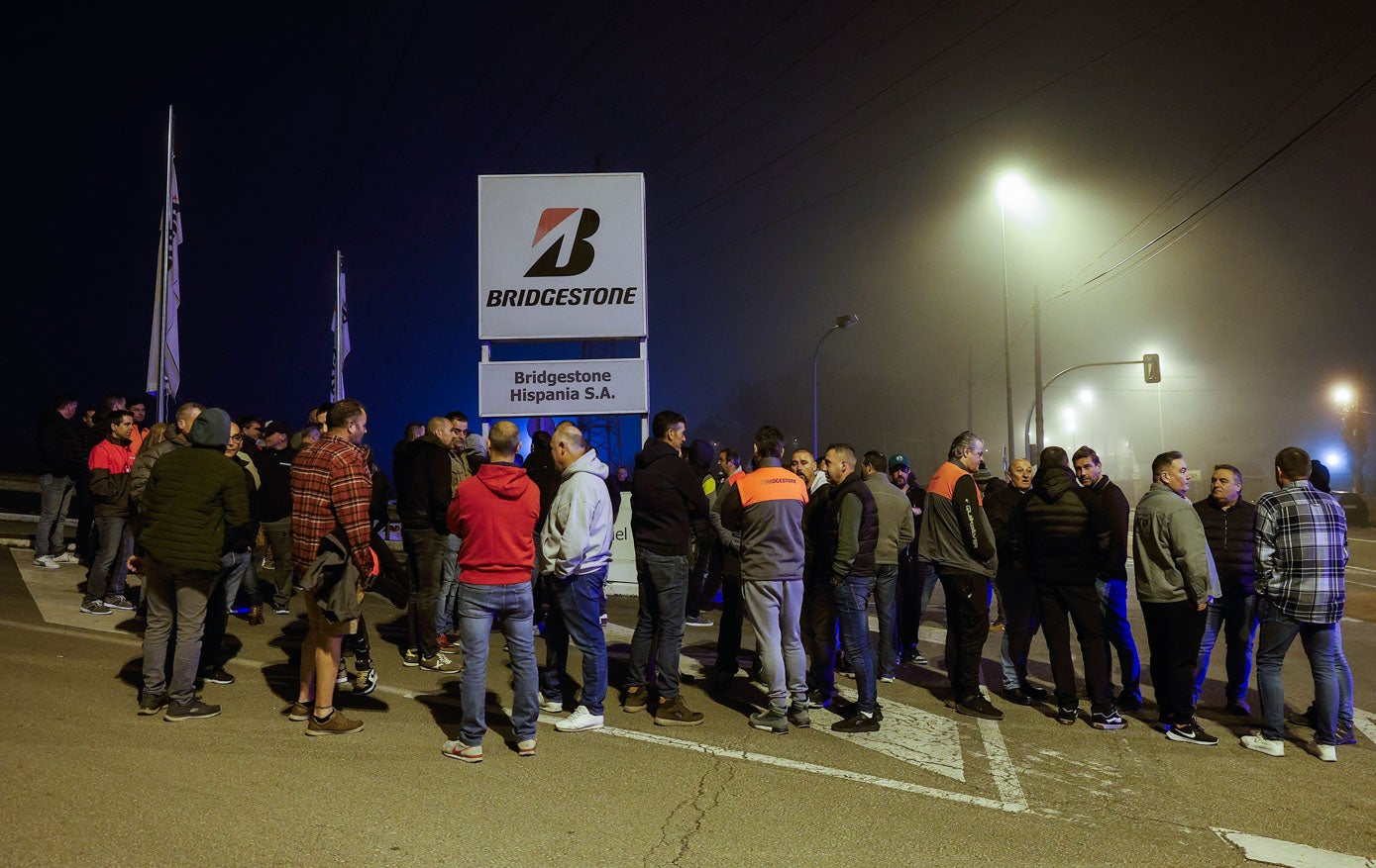 Protesta de los trabajadores a primera hora de la mañana a las puertas de la factoría