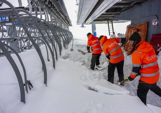 Trabajadores de Cantur retiran nieve en la estación de esquí de Alto Campoo, dependiente de esta empresa pública.