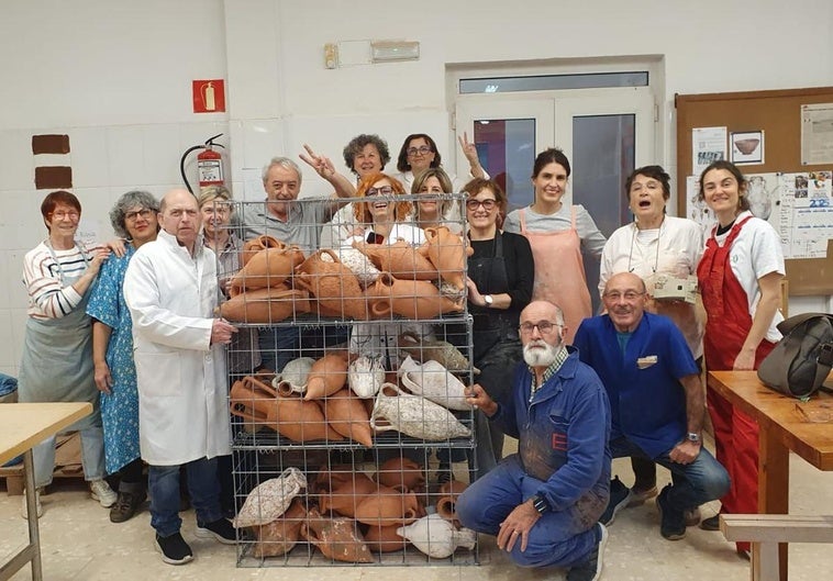 Algunos de los ceramistas con sus ánforas. El quinto por la izquierda, haciendo el signo de victoria es Juanjo Revuelta, el promotor de la idea