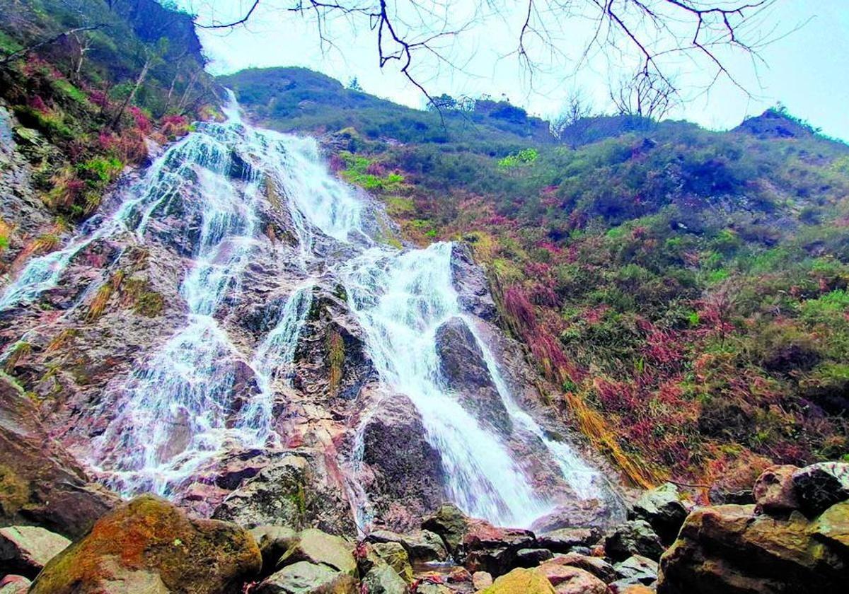 Hoy vamos hasta una cascada que tiene 140 metros de caída