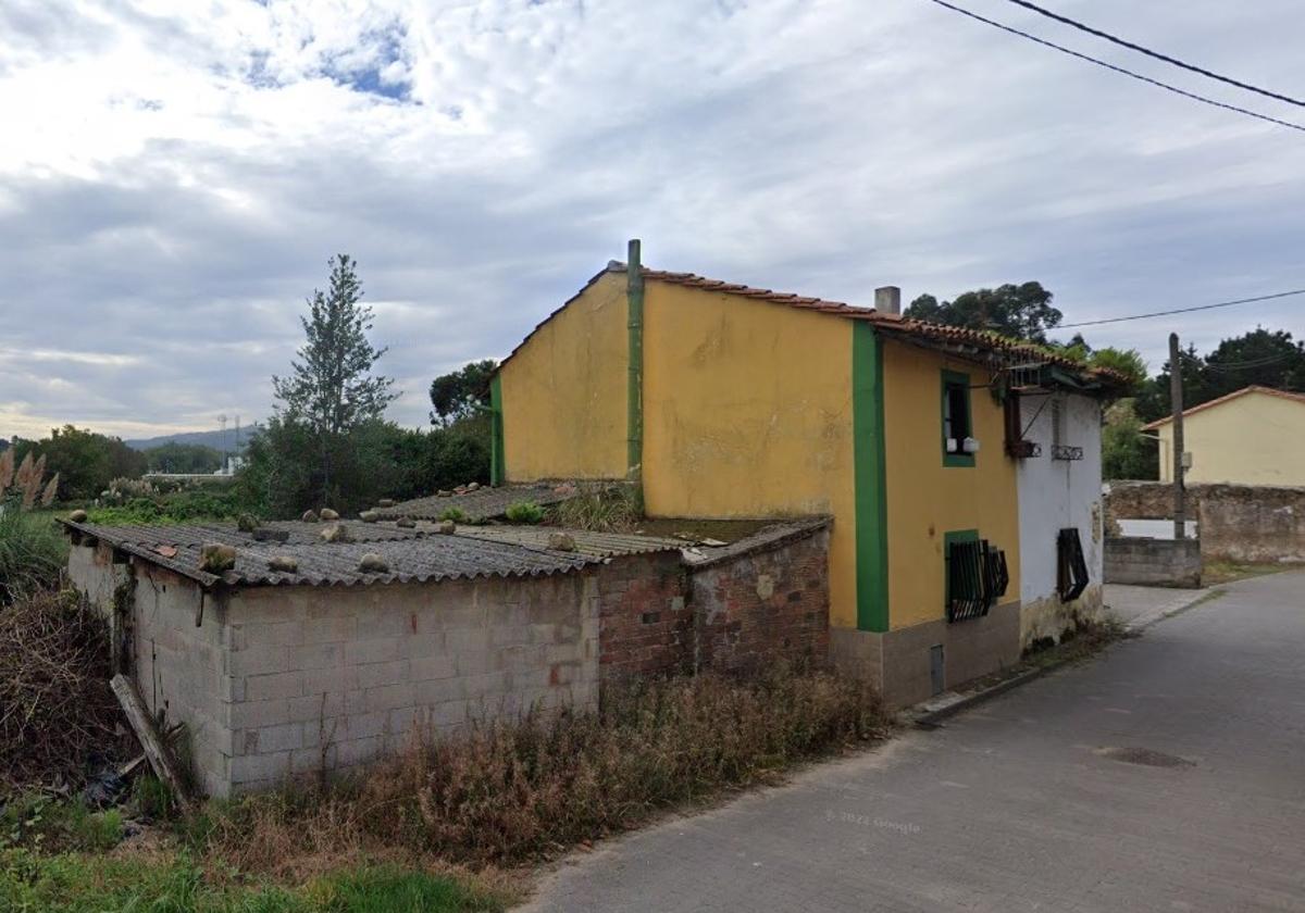 La casa de color amarillo y verde adosada en Riaño que se vende a un euro.