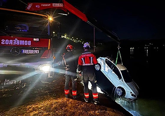 Persecución de película en el centro de Santander: dos chicos acaban cayendo al agua con el coche en Los Peligros