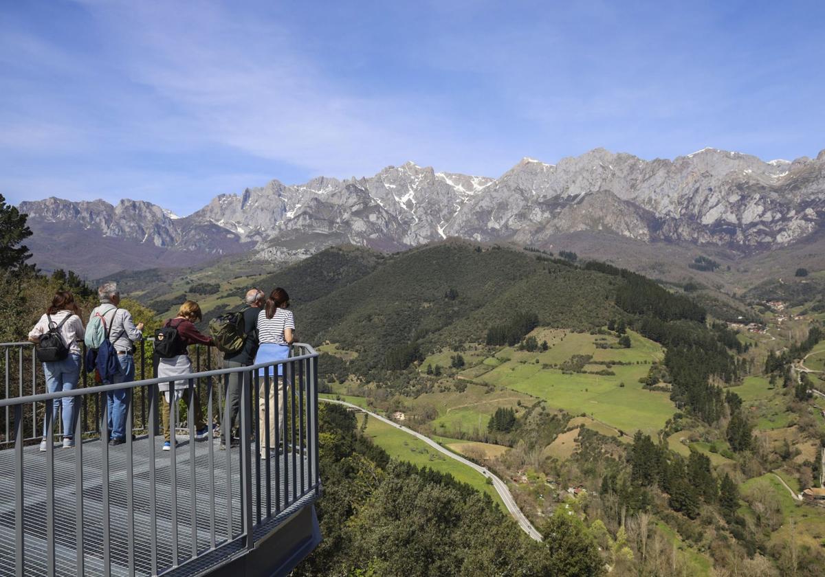 Visitantes aprovechan para disfrutar de las vistas, en el mirador de San Miguel, en un día de sol.
