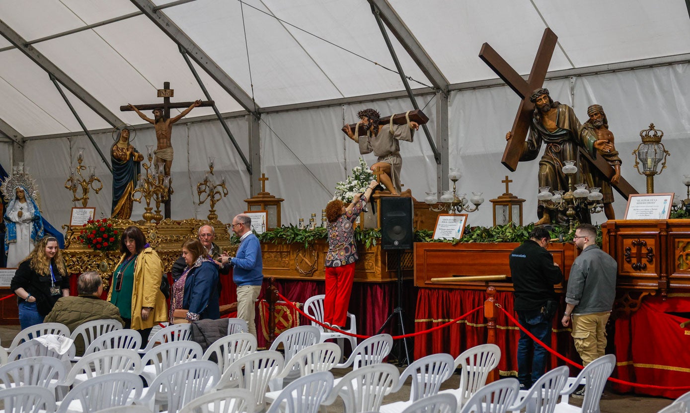 Una cofrade coloca unas flores al Jesús de la Salud en su segunda caída.