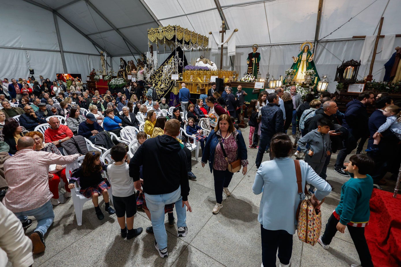 La puesta en largo de esta muestra reunió a más de 150 personas de todas las edades en la plaza Porticada.