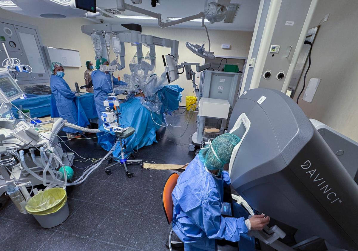 Valdecilla alcanza las 5.000 cirugías con el robot Da Vinci en sus 15 años de andadura