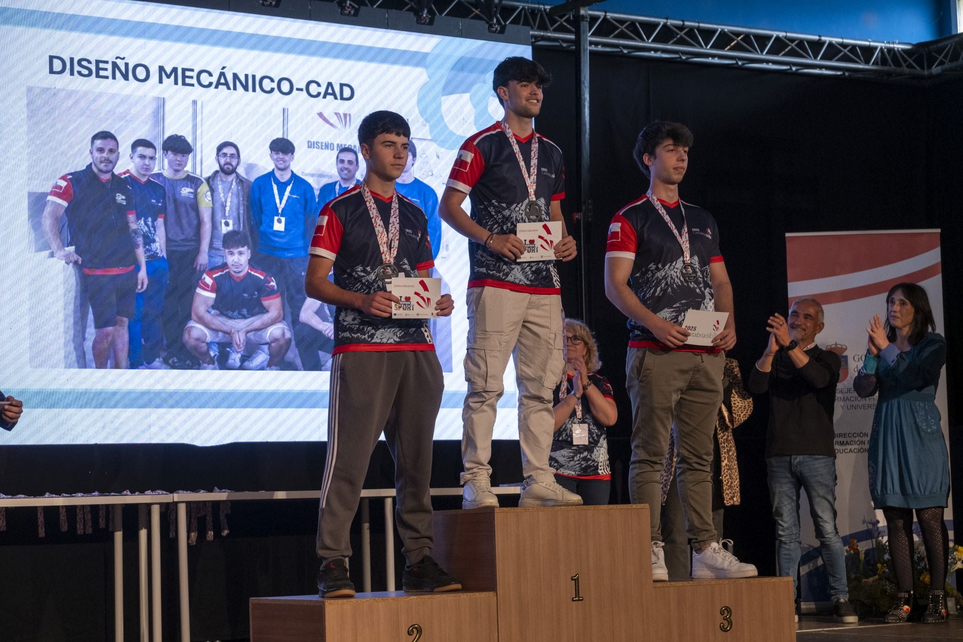 Pablo Haya, del IES Miguel Herrero Pereda, se ha subido a lo más alto del podio en la especialidad de Diseño Mecánico-CAD, junto con Mikel Gómez-Gosotiza y Hugo Díaz, de los IES José del Campo y Miguel Herrero, respectivamente. 