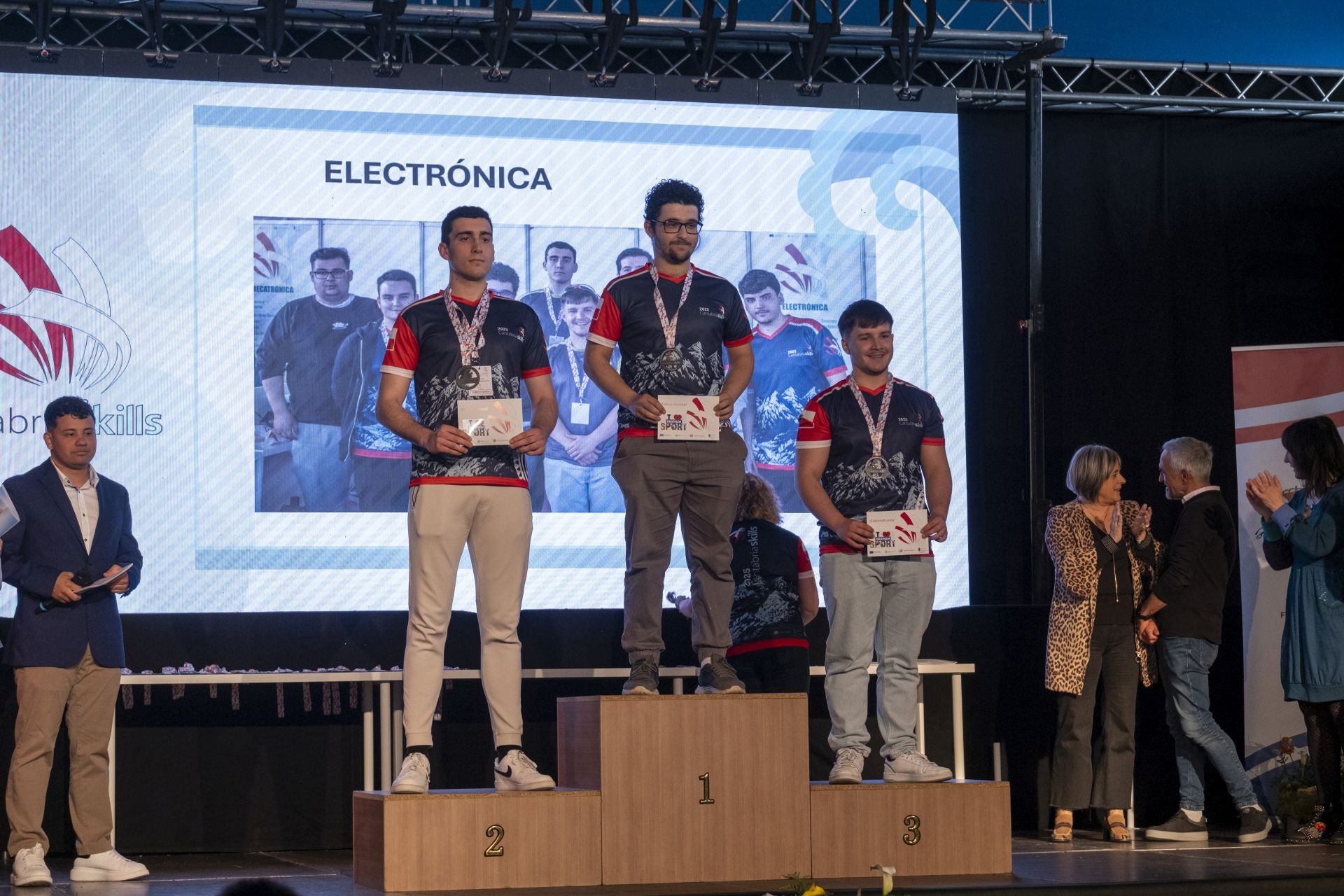 El CIFP Número 1 ha hecho pleno al quince en Electrónica, con Aimar Alonso, Marcos López y Laro Pérez. 
