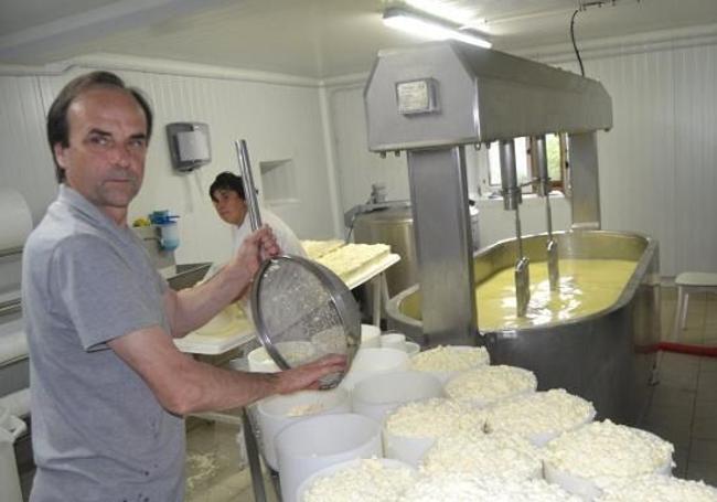 El propietario de Quesoba, en las instalaciones de Sangas.