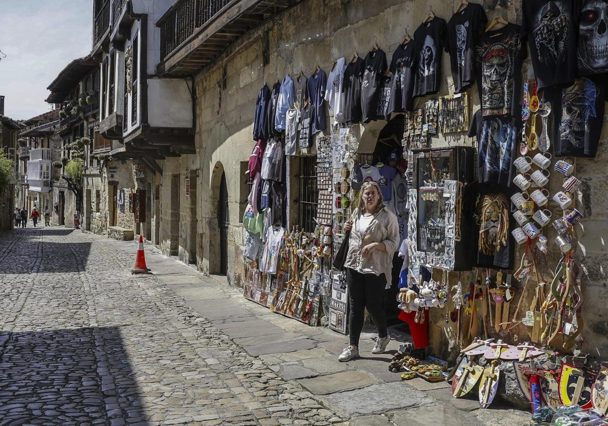 Patrimonio apercibe a Santillana del Mar por la «proliferación» de cartelería en las fachadas
