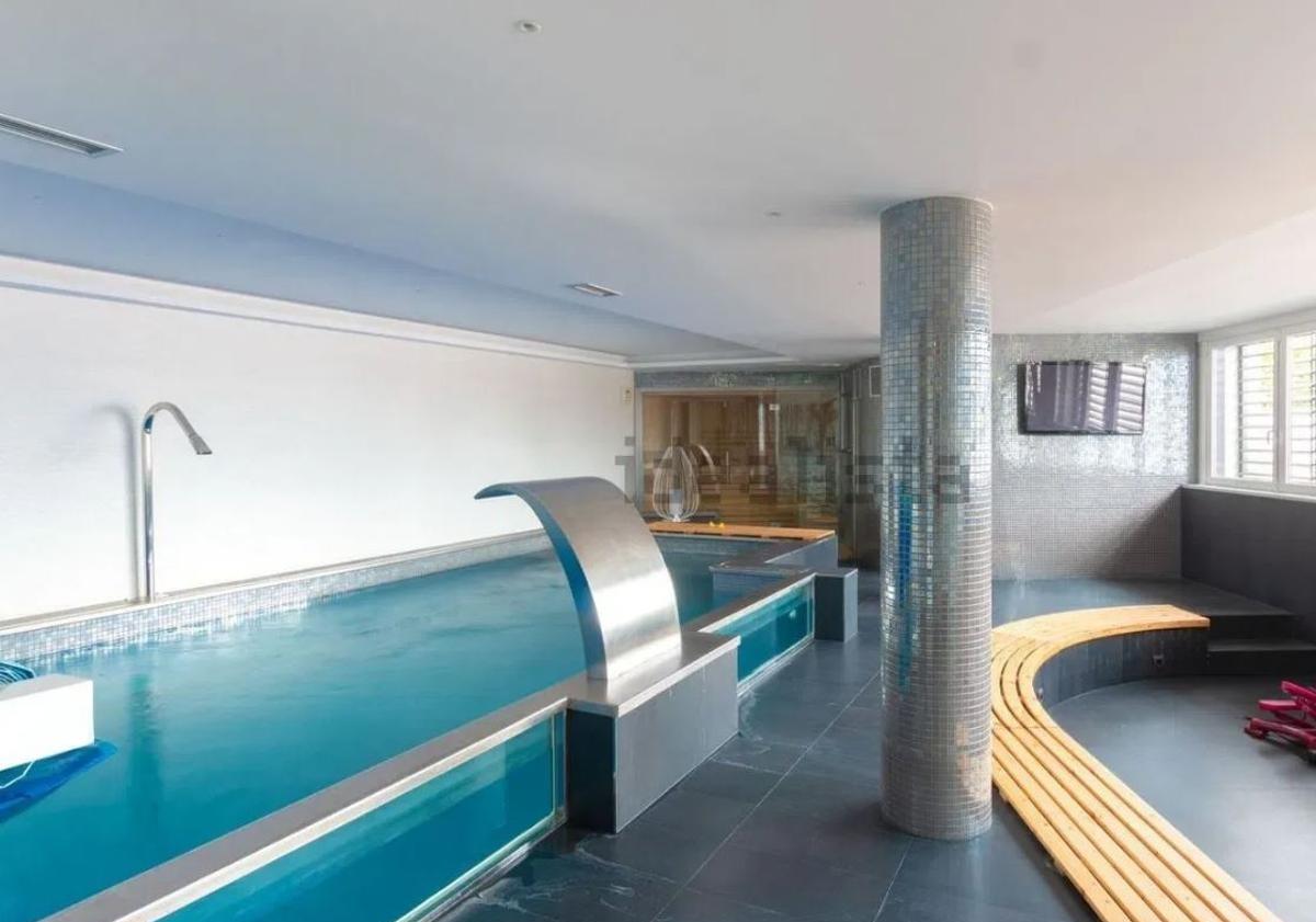 Imagen principal - Tres de las imágenes de la casa que aparecen en el portal inmobiliario para venderla.