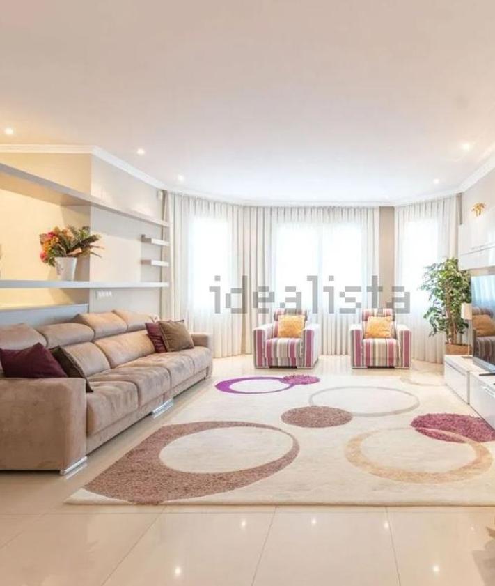 Imagen secundaria 2 - Tres de las imágenes de la casa que aparecen en el portal inmobiliario para venderla.