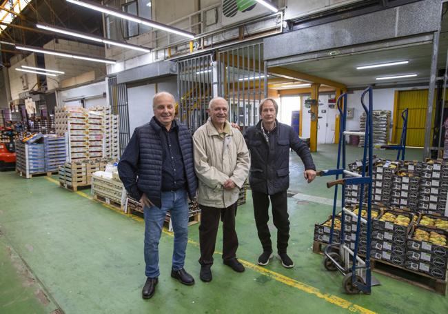 Agustín, Jesús y Francisco Espinosa posan junto al lugar que ocupó Frutas Espinosa.