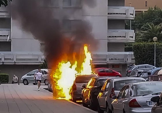 Arde un coche estacionado en la calle de los Agustinos